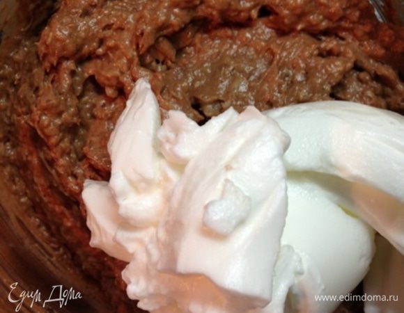 Белки взбить и половину белков смешать с тестом.