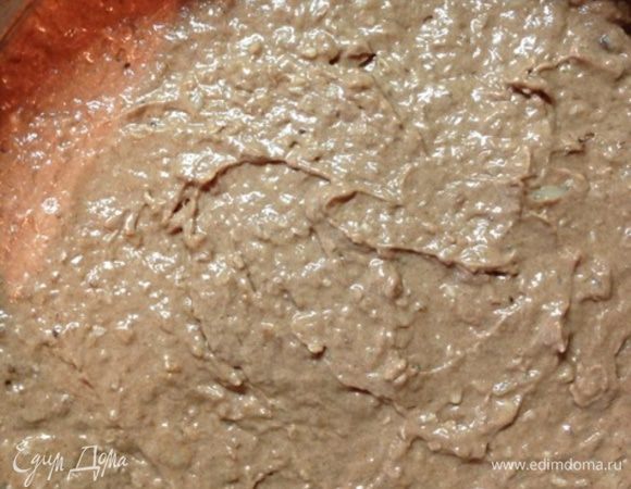 Выложить тесто в смазанную маслом форму (у меня разъемная 21 см).
Разогреть духовку до 180 градусов.