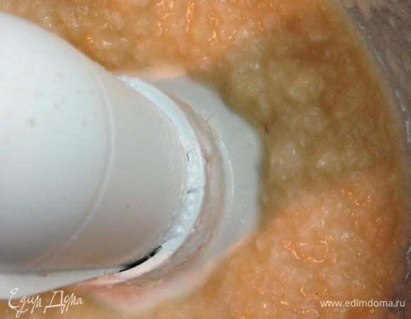 К оставшейся натертой груше добавить 50 грамм сахара, вторую половину белков и 50 грамм кокосовой стружки. Все взбить.