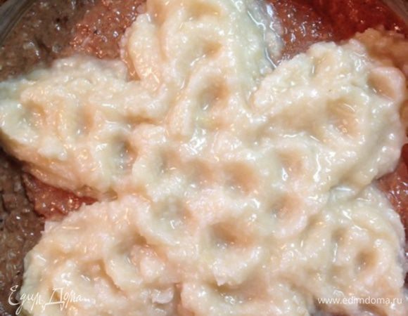 Теперь ложкой аккуратно нанести эту массу на тесто, делая дорожки от центра к краям, в виде лепестков лилии. Я не особый мастер в этом деле, так что у меня получился такой цветочек......