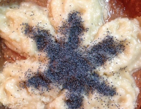 В центр насыпать мак и поставить в разогретую духовку минут на 50. Готовность проверять по "сухой спичке". У меня пирог выпекался около часа, так что смотрите по своей духовке.