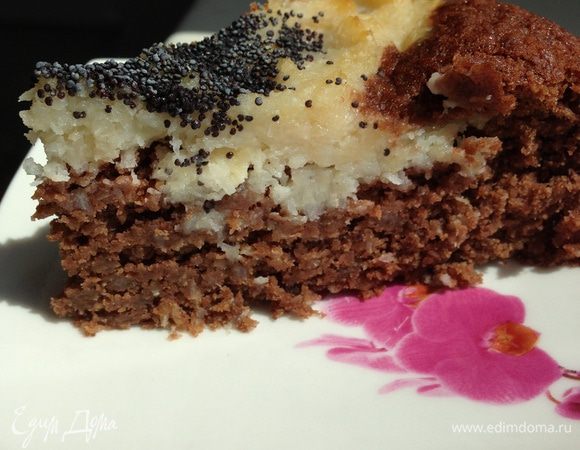 А вот и кусочек!!!!
В этом пироге сочетаются слои шоколадно-фруктовой и кокосовой выпечки, очень вкусно и необычно!!!
Так что пробуйте и наслаждайтесь!!!