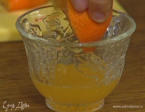 Из одного мандарина выжать сок.