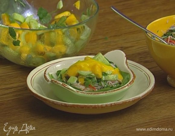 Полить все соусом из манго.