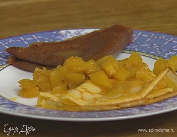 Подавать блины с ананасовым соусом.
