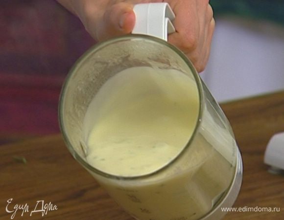 Все взбить в блендере вместе с тремя листиками шалфея.