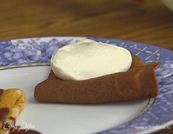 Подавать блинчики со взбитыми сливками и шоколадным соусом.
