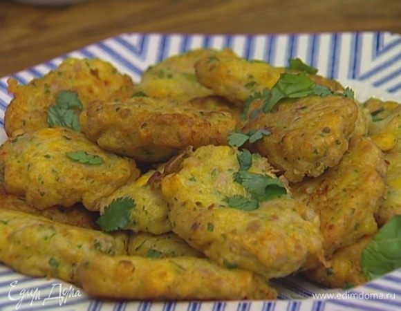 Жарить по одной минуте с каждой стороны, затем отправлять на бумажное полотенце, чтобы ушло лишнее масло. Подавать, присыпав листьями кинзы.