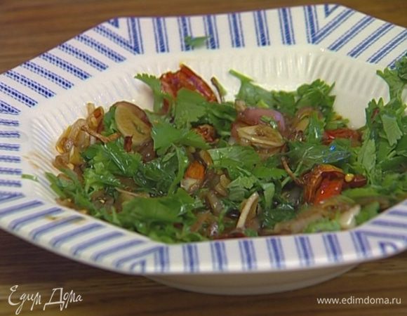 Перелить в соусник или пиалку, добавить мяту и кинзу.