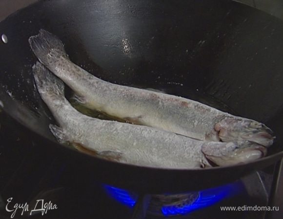 Жарить в разогретом масле по 4 минуты с каждой стороны.