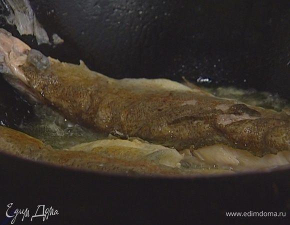 Подавать с соусом.