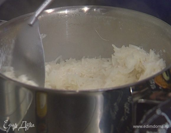 Довести до кипения, убавить огонь, накрыть крышкой и варить на медленном огне 15 минут.