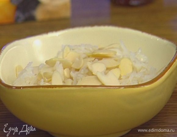 Присыпать изюмом и миндальными хлопьями. 