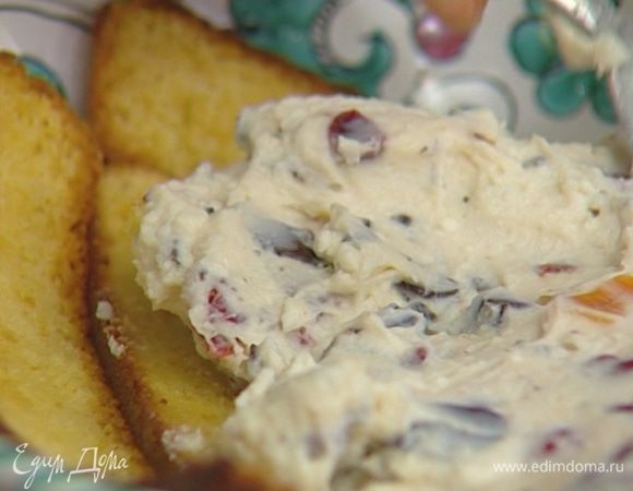 Выложить начинку на бисквит.