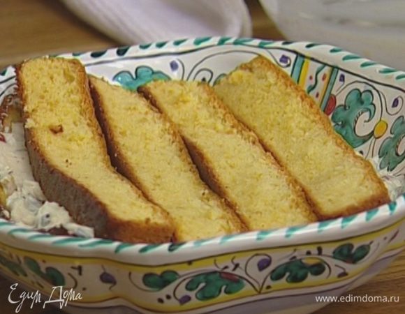 Сверху уложить еще слой бисквита. Сбрызнуть оставшимся ликером, затянуть пленкой и поставить на 2 часа в холодильник.