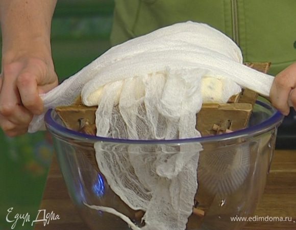 Края марли завернуть крест-накрест. 