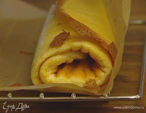 Горячий корж осторожно свернуть в рулет. 