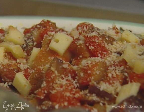 Присыпать все сухарями и сбрызнуть оливковым маслом. 