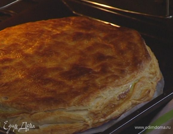 Выпекать пирог в разогретой духовке 25–30 минут.