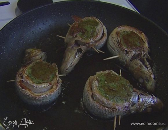 Подавать сардины с замаринованными помидорами.