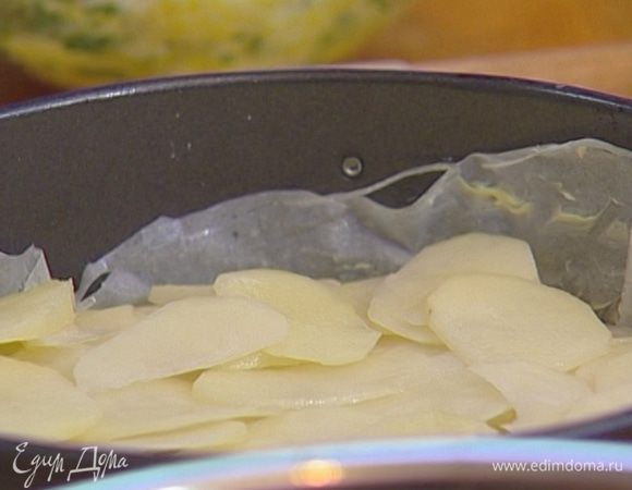  Выложить слоями половину картофеля. 