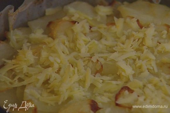 Посыпать частью оставленного натертого сыра, затем запекать еще 10–15 минут до готовности картофеля.
