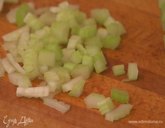 Сельдерей мелко порубить.