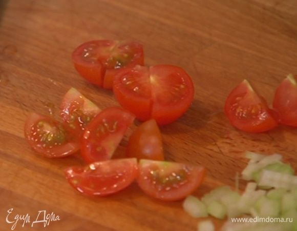 Помидоры черри разрезать на 4 части.