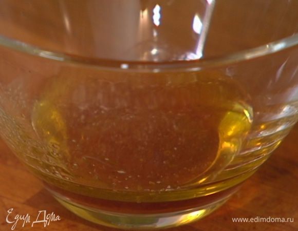 Приготовить заправку: винный уксус соединить с оливковым маслом Extra Virgin, посолить, поперчить и все перемешать.