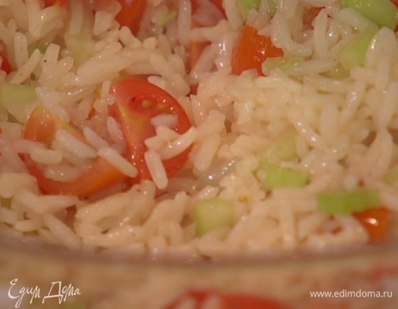 К готовому рису добавить сельдерей и помидоры, полить заправкой и перемешать.