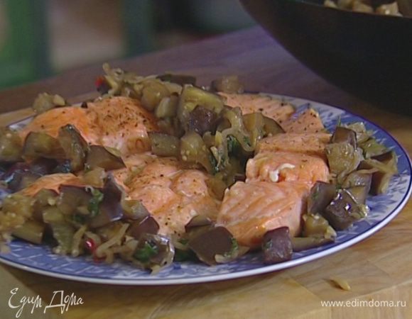 Подавать с баклажанами, присыпав листьями оставшейся кинзы.