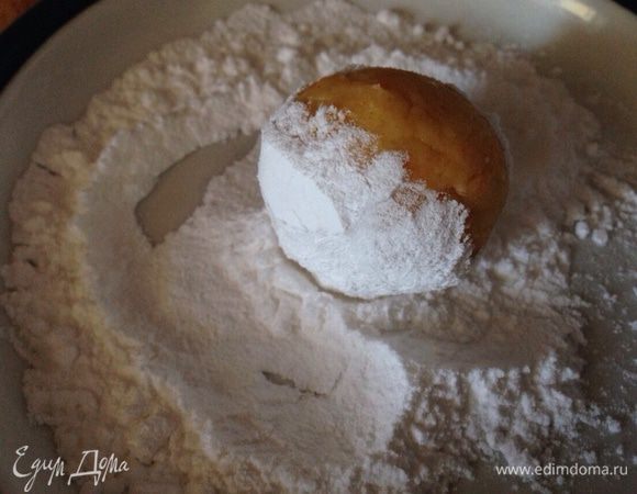 Затем, скатать из теста шарики одинакового размера и обвалять в сахарной пудре.