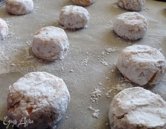 На противень выстеленный бумагой для выпечки, выложить печенье и чуть его прижать пальцами.