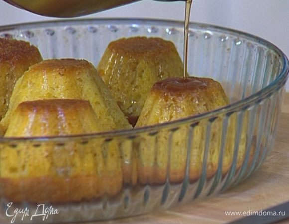 Кексы вынуть из форм, выложить кверху донышком в глубокую тарелку и залить сиропом. Оставить на 30 минут, затем поставить на час в холодильник.