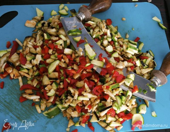 Затем собрать все овощи на большой доске и порубить, измельчить..., используя нож-полумесяц... Или обыкновенным крупным ножом! (Овощи при этом выдавали непередаваемый аромат свежести!!!)
