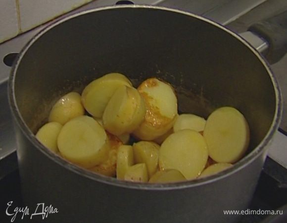 Разогреть в небольшой тяжелой кастрюле 2–3 ст. ложки оливкового масла и обжарить картофель до золотистого цвета.