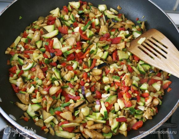 В большой сковороде разогреть оставшиеся 2 ст.л. оливкового масла и выложить овощи. Обжаривать, помешивая 2 минуты.