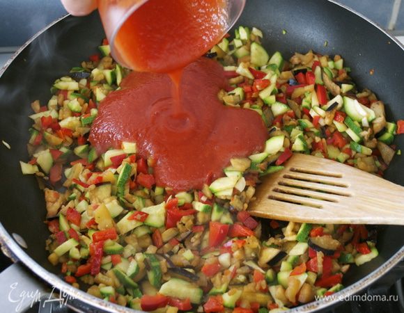 Добавить томатный соус "пассата" и томатный концентрат... Посолить, поперчить по вкусу. Добавить сушеные прованские травы, перемешать и готовить еще минут 8 на достаточно сильном огне. Овощи не должны превратиться в "кашицу".