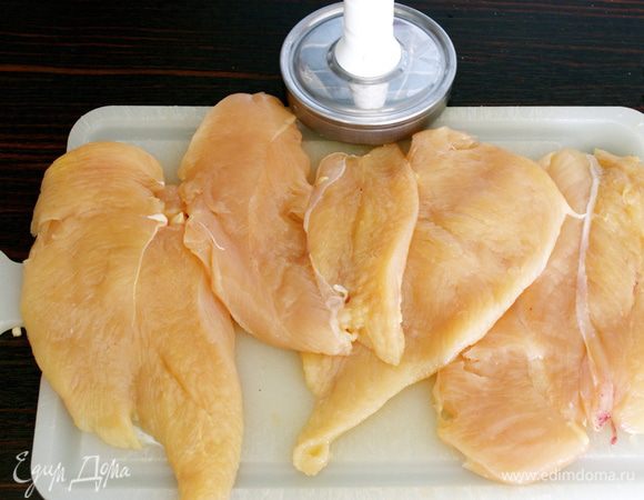 Тем временем куриную грудку нарезать (продольно) на четыре части. Слегка отбить.