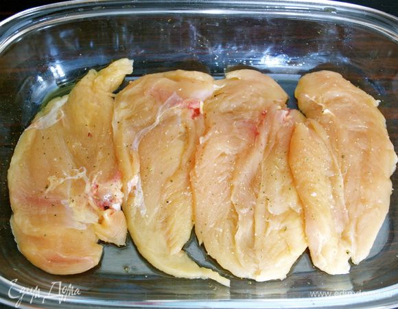 Посолить, поперчить и выложить курицу в форму для запекания.