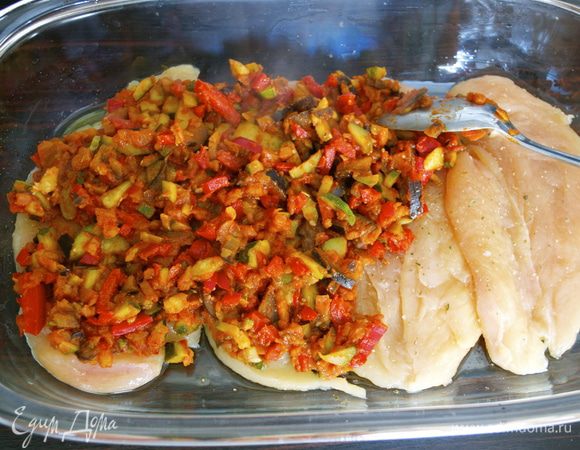 Сверху выложить слоем подготовленные овощи.