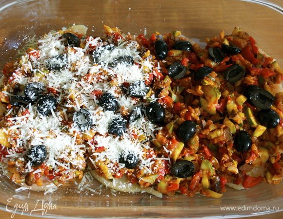 Выложить маслины и присыпать тертым острым сыром (у меня пармезан)... Поставить запекаться в разогретую духовку на 20 минут.