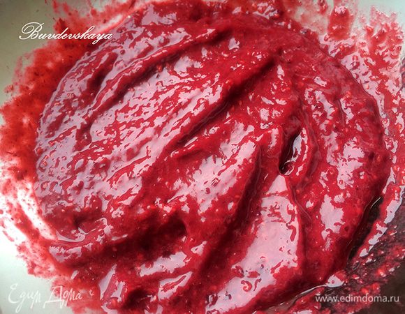 Ягоды разморозить, пюрировать блендером и протереть через мелкое сито.