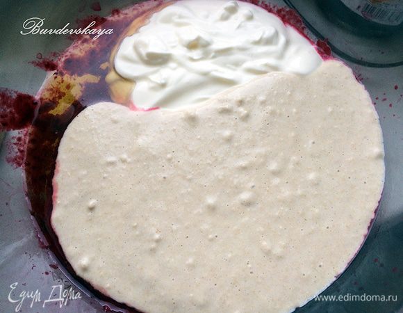 Овсяную муку залить 240 мл кипятка и дать настояться 10 минут, чтобы вся вода впиталась. Смешать ягодное пюре с медом, овсяной мукой и йогуртом.