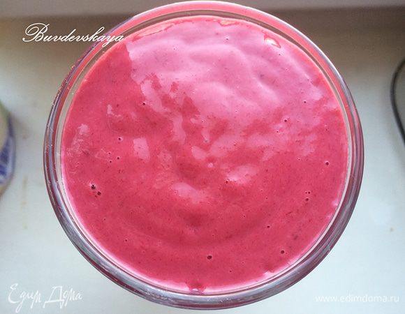 Разлить десерт по креманкам и поставить в холодильнике до загустения ( он должен немного «схватиться», но сильно не загустеет). Удобнее всего это делать вечером, чтобы на завтрак был готовый десерт. Перед подачей украсить веточками красной смородины или любыми другими ягодами. ENJOY !