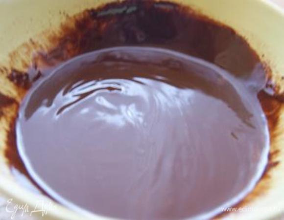 Масло с шоколадом растопить в микроволновке или на водяной бане.