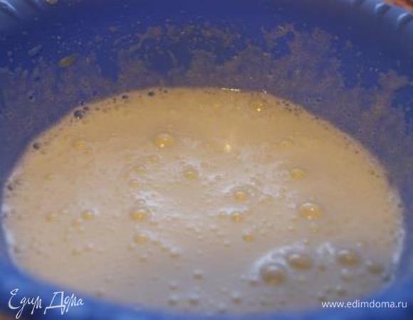 Яйца взбить с сахаром.