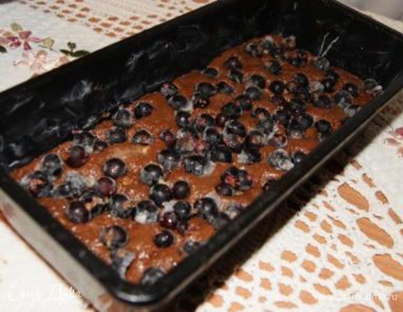 В форму для выпечки выложить тесто, выложить ягоды, слегка вдавив их в тесто.