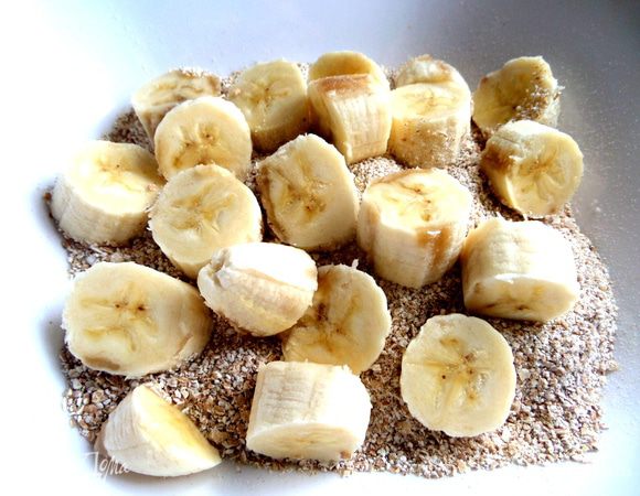 Покрошить бананы в крупу.