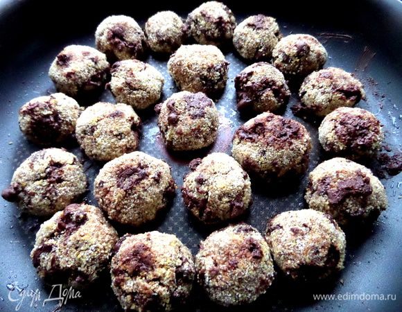 Позже я уместила все шарики в одной форме 26 см, так как она не расплывается.